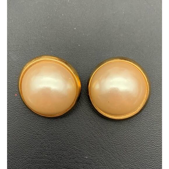 Vintage Richelieu Chunky Gold Tone And Faux Pearl Clip On Earrings Signed - Picture 1 of 5